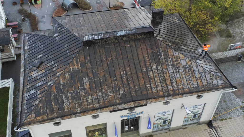 Katon pesu havainnekuva - todella likainen ja ruosteinen katto