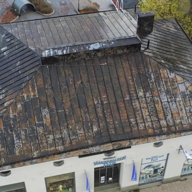 Katon pesu havainnekuva - todella likainen ja ruosteinen katto