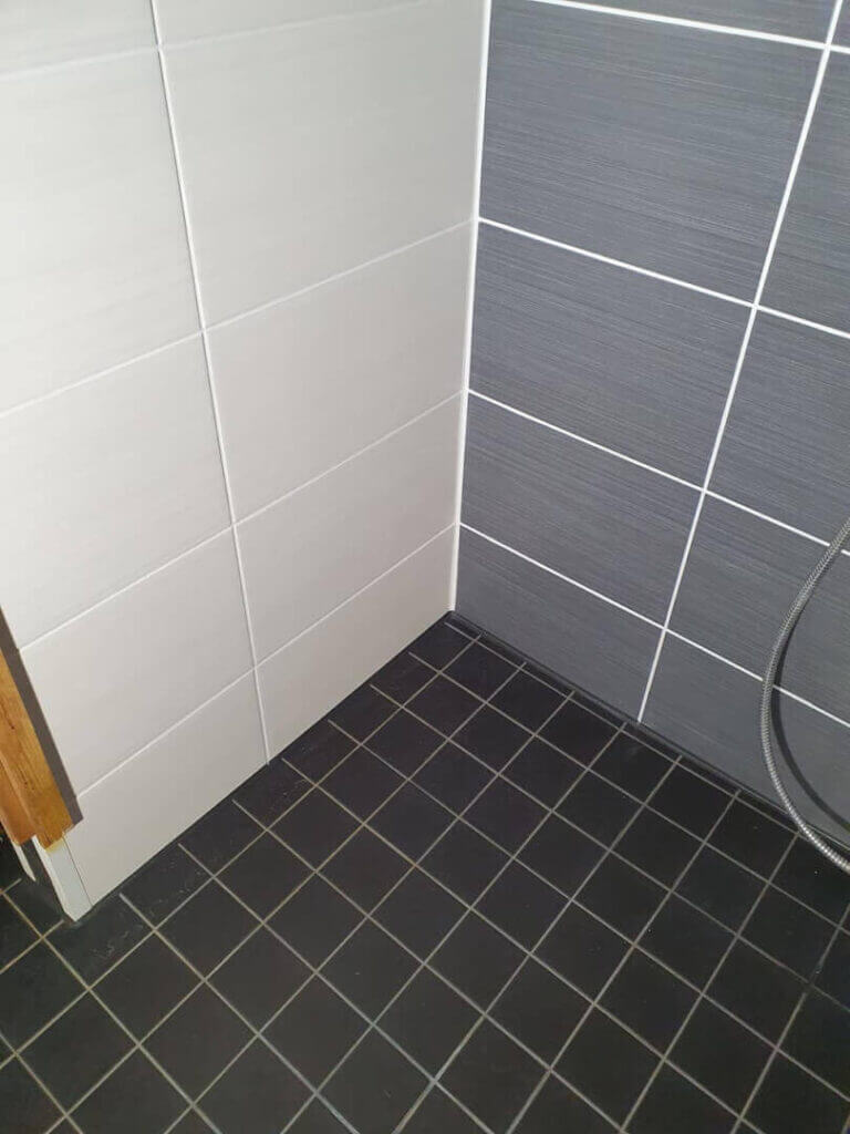 Tämmösen toteuttama kylpyhuoneen pinnoitus. Kuvassa kylpyhuoneen saumat pinnoituksen jälkeen.