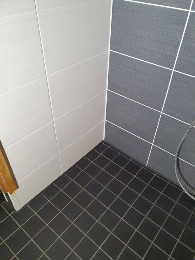 Tämmösen toteuttama kylpyhuoneen pinnoitus. Kuvassa kylpyhuoneen saumat pinnoituksen jälkeen.